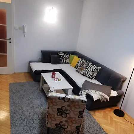 Perry בייאליינה